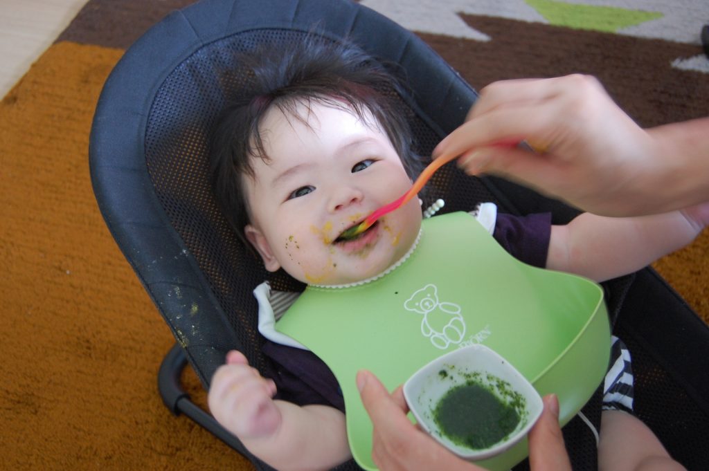 ご飯で遊ぶ赤ちゃん…ママは大変！イライラを軽減する工夫♪