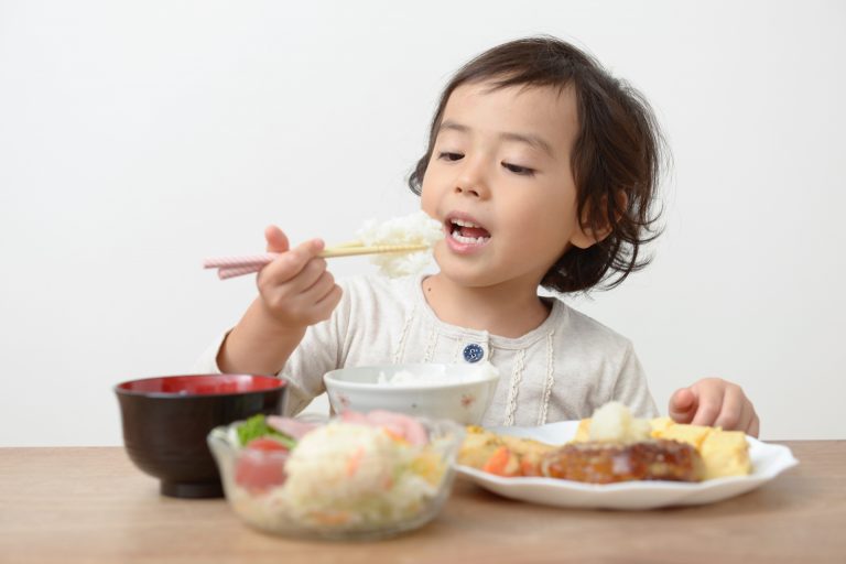 子どもにご飯を食べさせるのは一体いつまで？