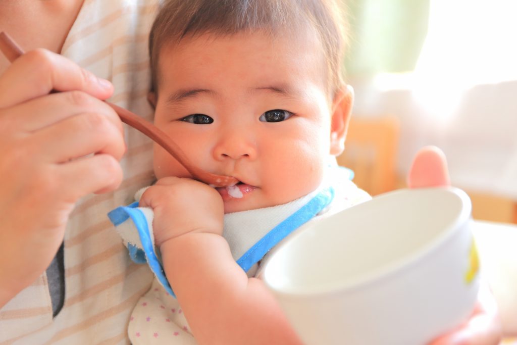 子どもにご飯を食べさせるのは一体いつまで？
