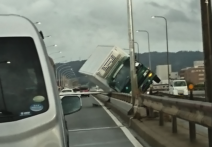 【台風21号】関西(大阪･尼崎)のトラック横転映像がヤバい！被害動画や画像まとめ！